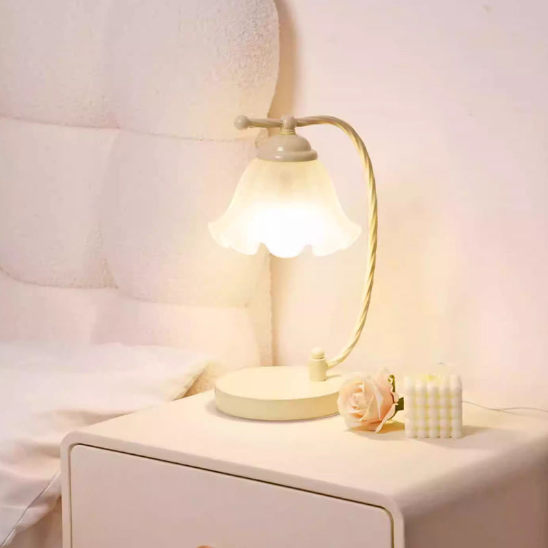 Kochwert Fairy Style Bedside Table Lamp – Romantic Floral Light for Cozy Bedroom Lighting